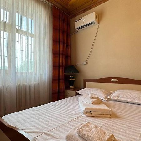 Bed and Breakfast Дом 14 Osh Exterior foto