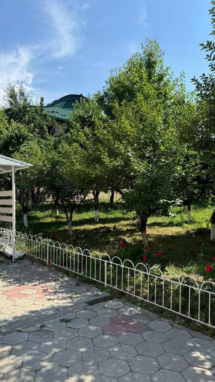 Bed and Breakfast Дом 14 Osh Exterior foto