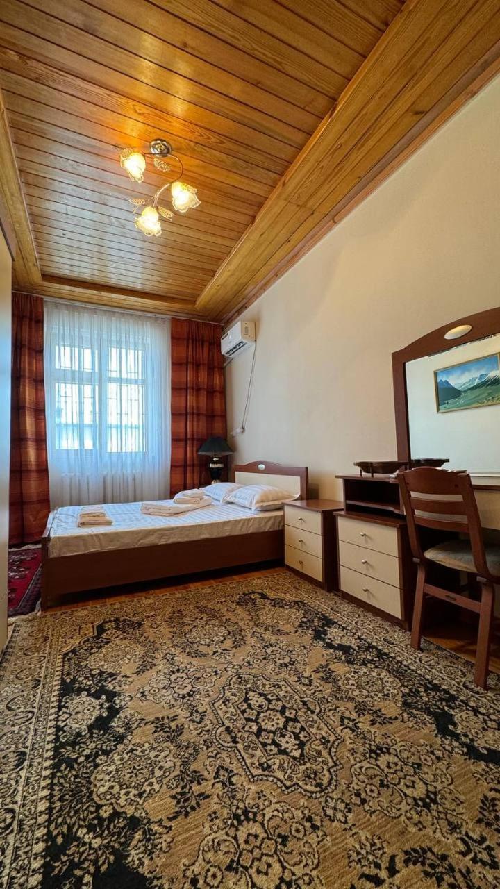 Bed and Breakfast Дом 14 Osh Exterior foto